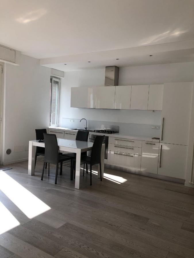 Bright & Spacious Apartment Near Navigli - Ponti Милано Екстериор снимка