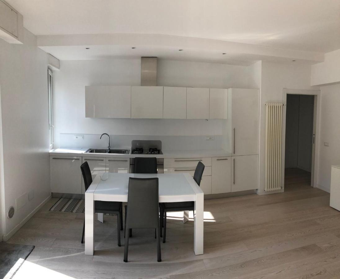 Bright & Spacious Apartment Near Navigli - Ponti Милано Екстериор снимка
